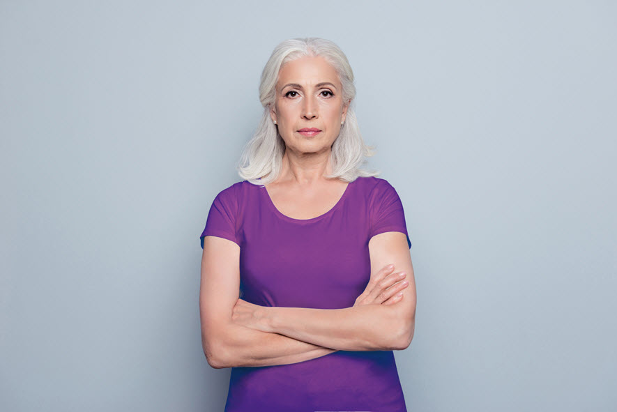 Frau mit lila T-Shirt | Brustkrebs Studie | Novartis – Klinische Forschung