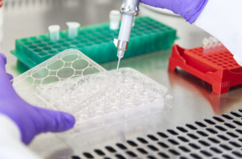 Klinische Studien als Therapioption | Novartis - klinische Forschung - Pipettieren im Labor