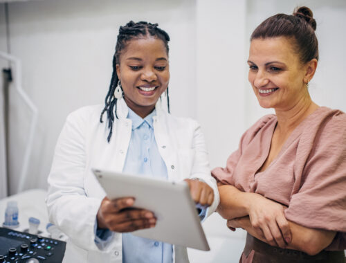 Klinische Studien als Therapioption | Novartis - klinische Forschung - Ärztin zeigt Patientin iPad