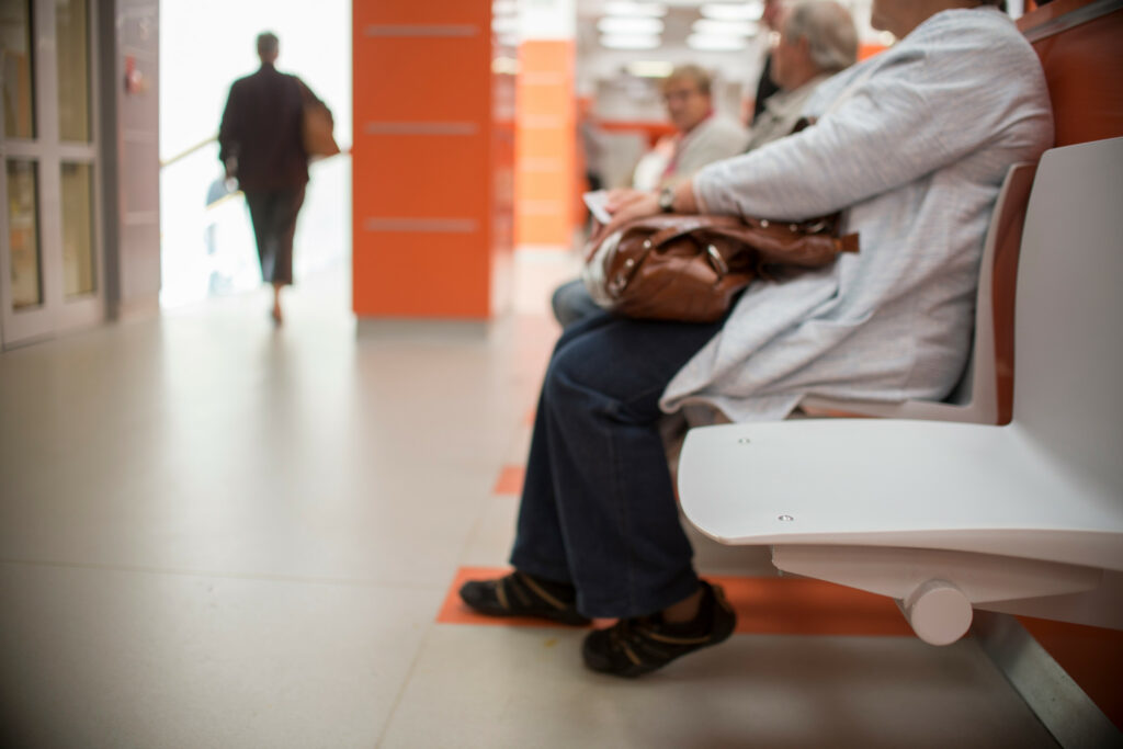 Rückenschmerzen | Novartis - klinische Forschung - Patienten im Wartezimmer Rückenschmerzen | Novartis - klinische Forschung - Patienten im Wartezimmer