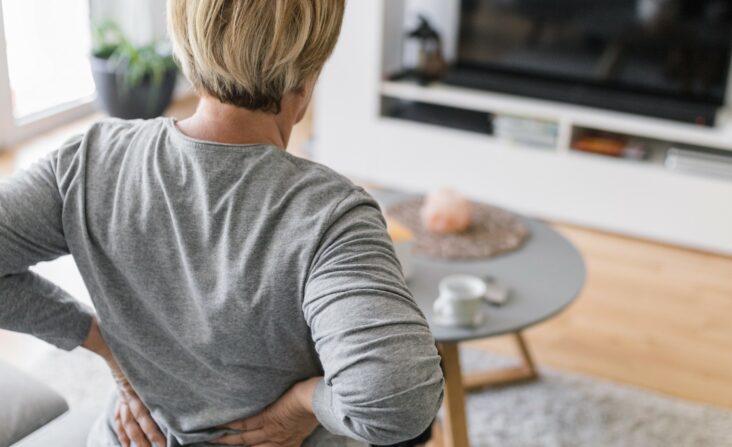 Rückenschmerzen | Novartis - klinische Forschung - ältere Frau mit Rückenschmerzen