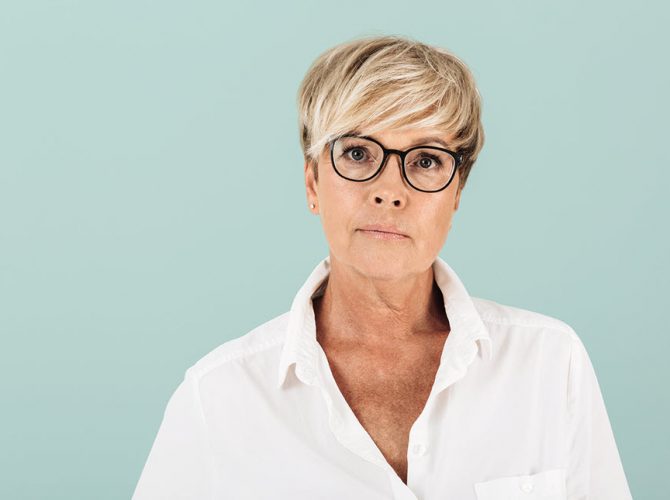 Frau mit weißer Bluse und Brille | Novartis – Klinische Forschung