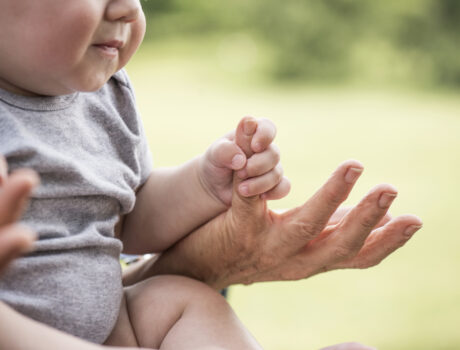 Schwangerschaft und klinische Studien | Novartis - klinische Forschung - Baby hält Hände von Großmutter