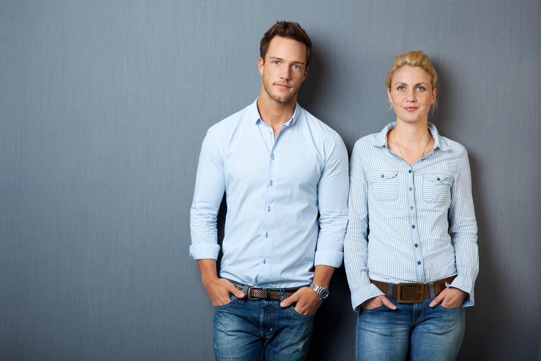 Mann und Frau mit Jeans und Bluse lehnen an Wand | Novartis – Klinische Forschung