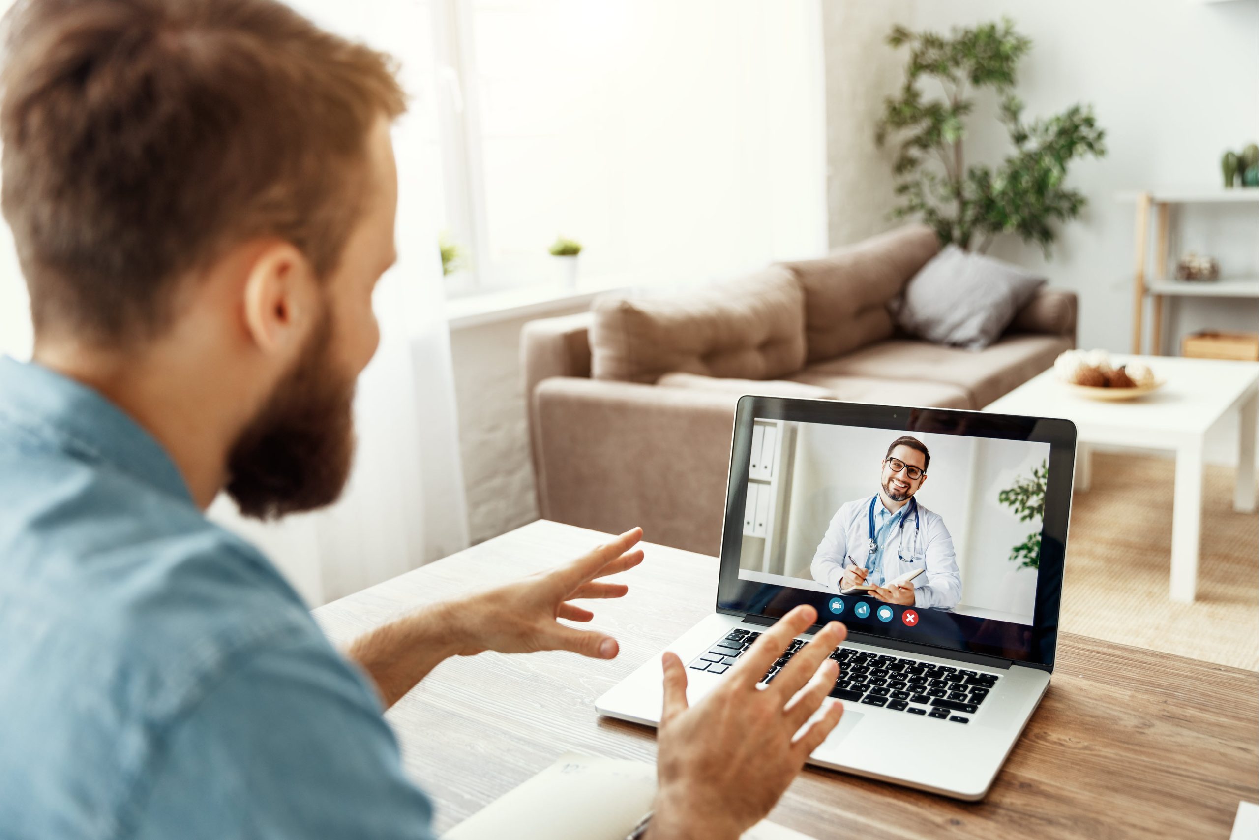 Patient in seinem Wohnzimmer im Videogespräch mit seinem Arzt | Novartis – Klinische Forschung