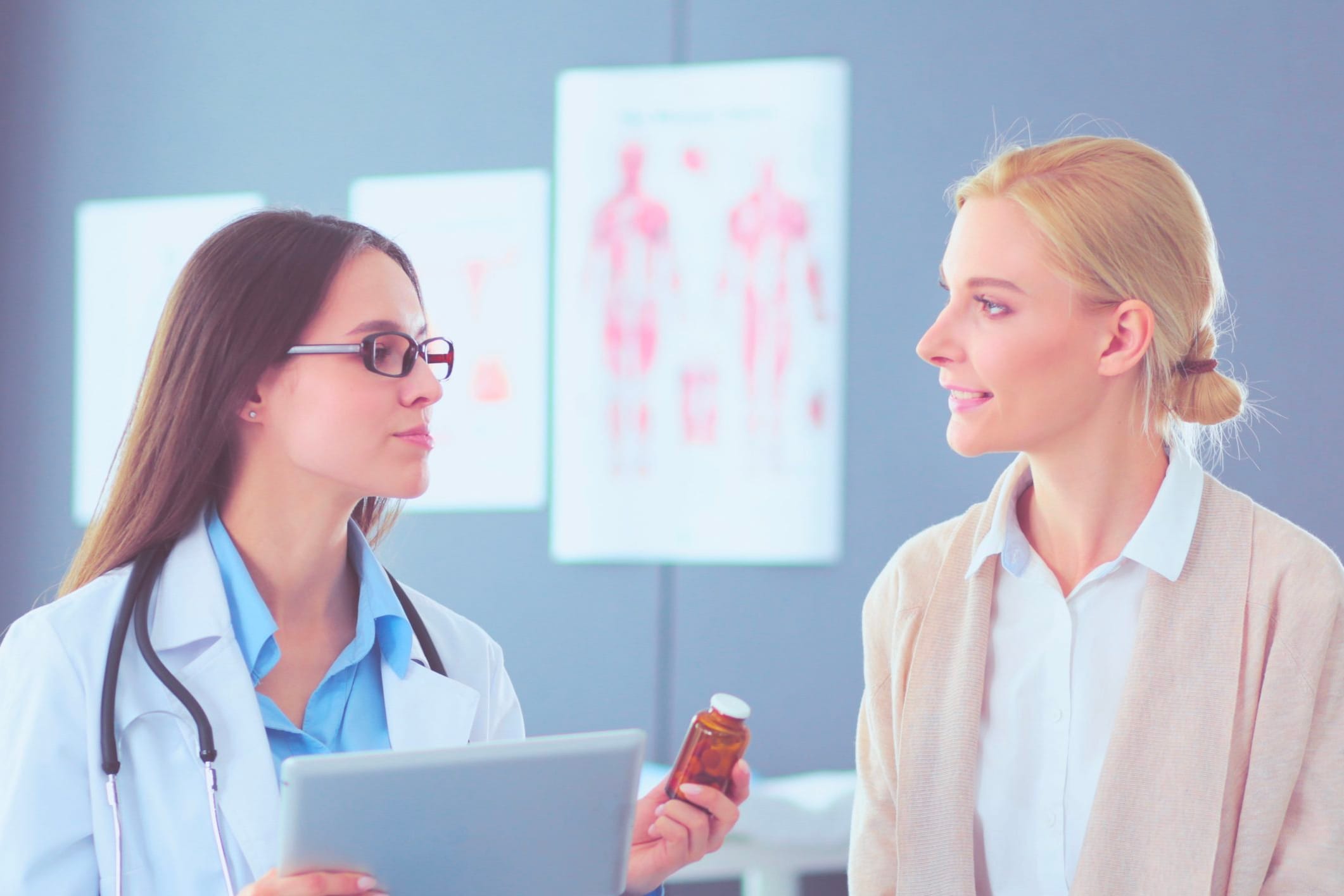 Aerztin-im-Gespraech-mit-Patientin-123rf_115637706_cropped Ärztin im Gespräch mit Patientin | Novartis – Klinische Forschung