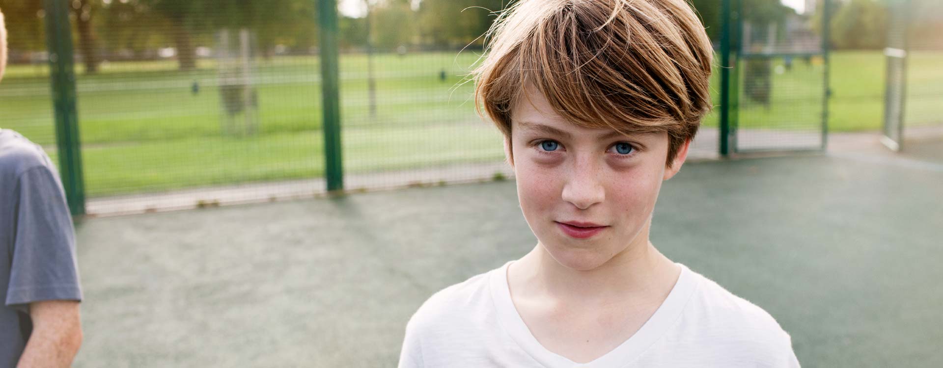 Junge auf Spielplatz blickt in Kamera | Novartis – Klinische Forschung