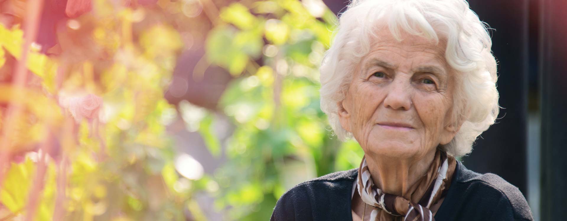Ältere Frau blickt in Kamera | Novartis – Klinische Forschung