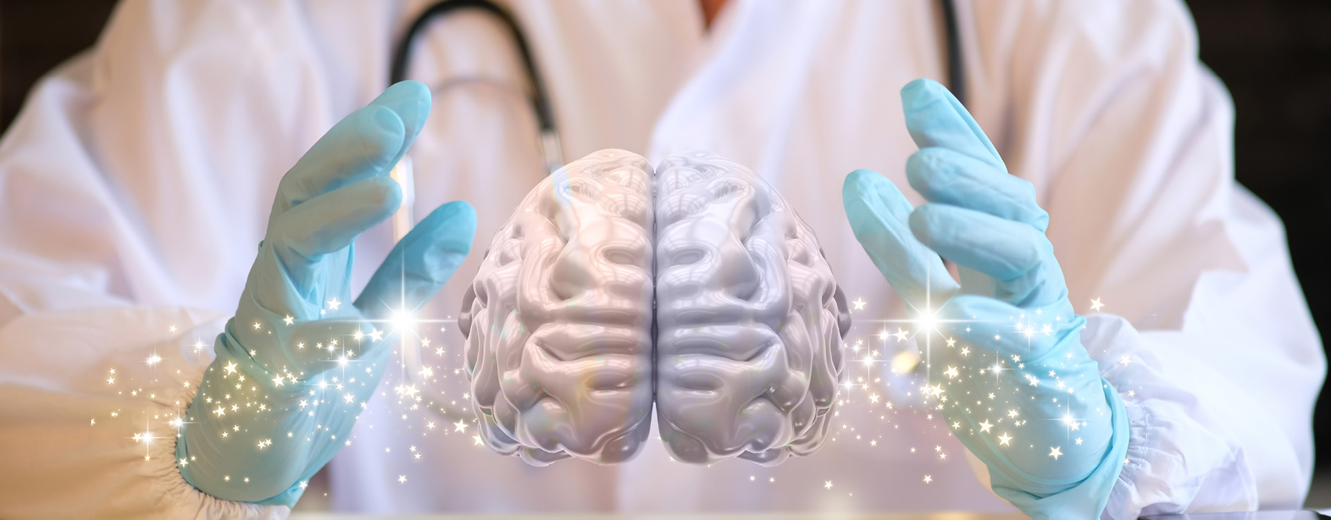 novartis-klinische-forschung-gut-informiert-gesundheitswissen-placebo-effekt Arzt mit blauen Handschuhen hält ein schwebendes Gehirnmodell mit leuchtenden Partikeleffekten zwischen den Händen.