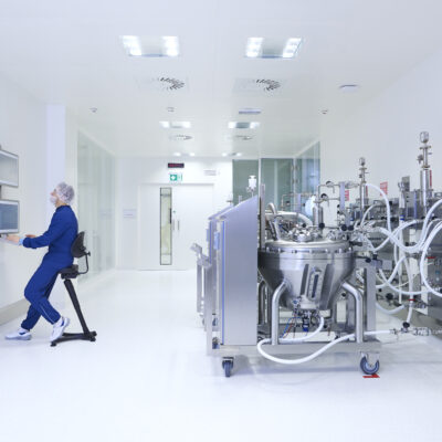 Ethik in Forschung und Entwicklung | Novartis - klinische Forschung - Produktionsspezialist prüft etwas am Computer Ethik in Forschung und Entwicklung | Novartis - klinische Forschung - Produktionsspezialist prüft etwas am Computer