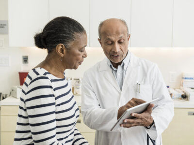 Novartis - Studienarzt zeigt Patienten Ipad Ethik in Forschung und Entwicklung | Novartis - klinische Forschung - Studienarzt zeigt Patienten Ipad