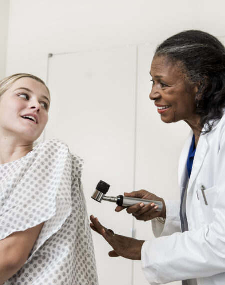 Ethik in Forschung und Entwicklung | Novartis - klinische Forschung - Ärztin untersucht junge Frau