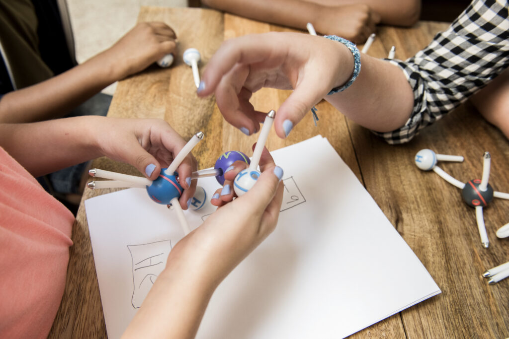 Komplementsystem | Novartis - klinische Forschung - Kinder spielen mit Spielzeug Molekül