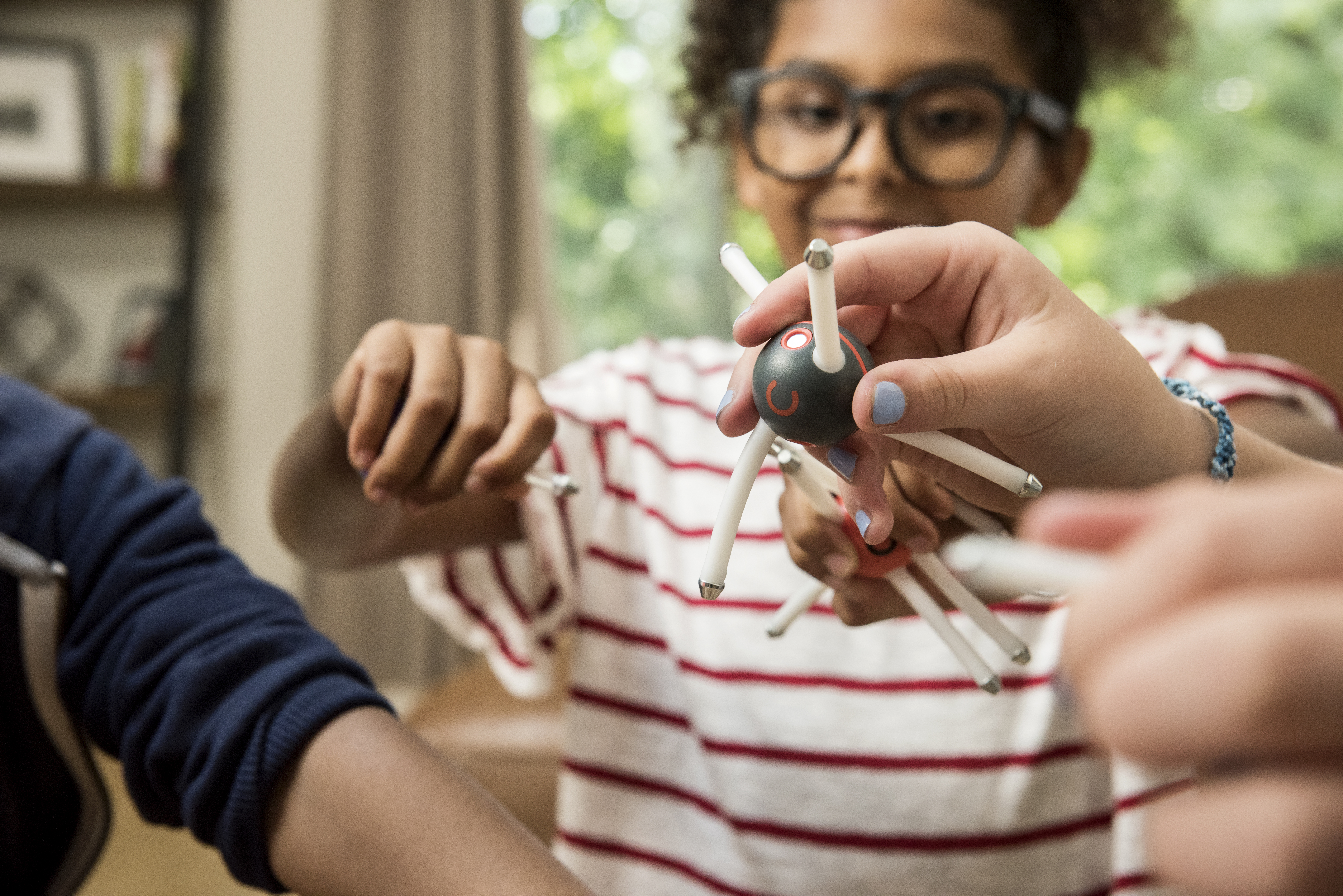 Komplementsystem | Novartis - klinische Forschung - Kinder spielen mit Spielzeug Molekül