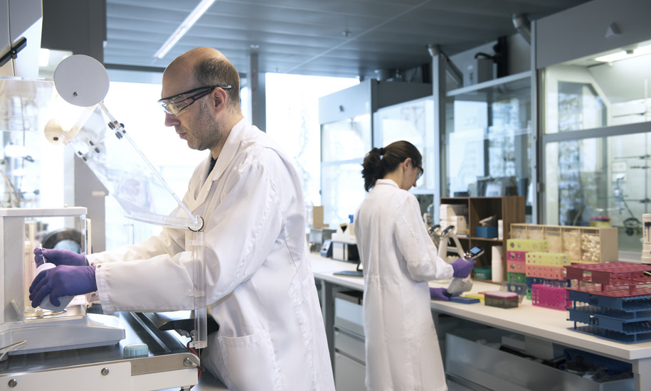 2-laboranten-arzneimittel-forschung-blogbeitrag-novartis