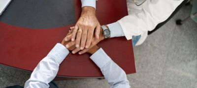 Ethik in Forschung und Entwicklung | Novartis - klinische Forschung - Arzt hält Hand von Patient Ethik in Forschung und Entwicklung | Novartis - klinische Forschung - Arzt hält Hand von Patient