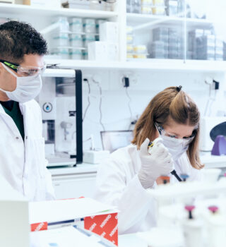 Ethik in Forschung und Entwicklung | Novartis - klinische Forschung - Forschende im Labor