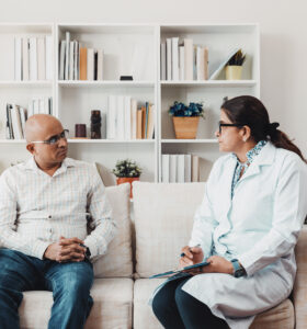 Ethik in Forschung und Entwicklung | Novartis - klinische Forschung - Ärztin und Patient sitzen auf Sofa Ethik in Forschung und Entwicklung | Novartis - klinische Forschung - Ärztin und Patient sitzen auf Sofa
