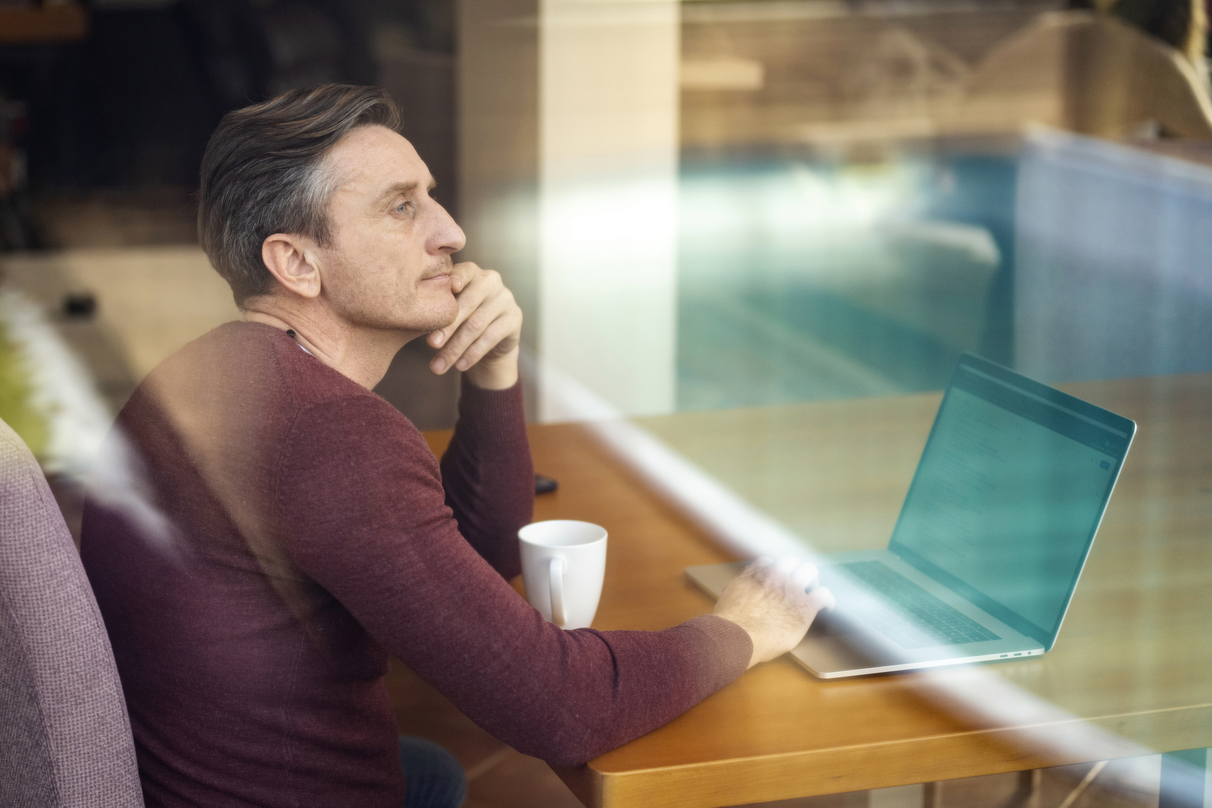 Ethik in Forschung und Entwicklung | Novartis - klinische Forschung - Mann sitzt am Laptop am Esstisch Ethik in Forschung und Entwicklung | Novartis - klinische Forschung - Mann sitzt am Laptop am Esstisch