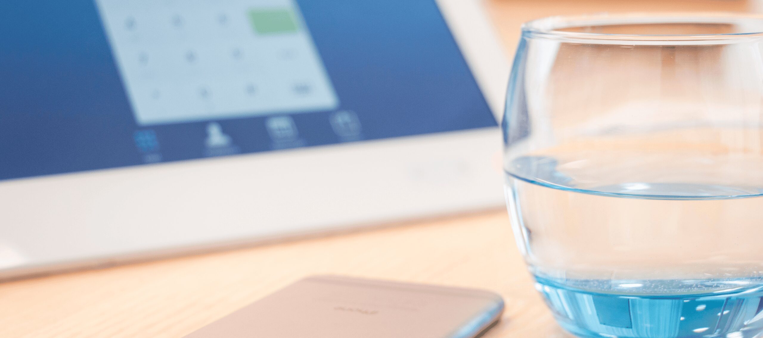 Weiterführende Links Fachkreise | Novartis - klinische Forschung - Nahansicht Schreibtisch mit Smartphone, Wasserglas und Tablet