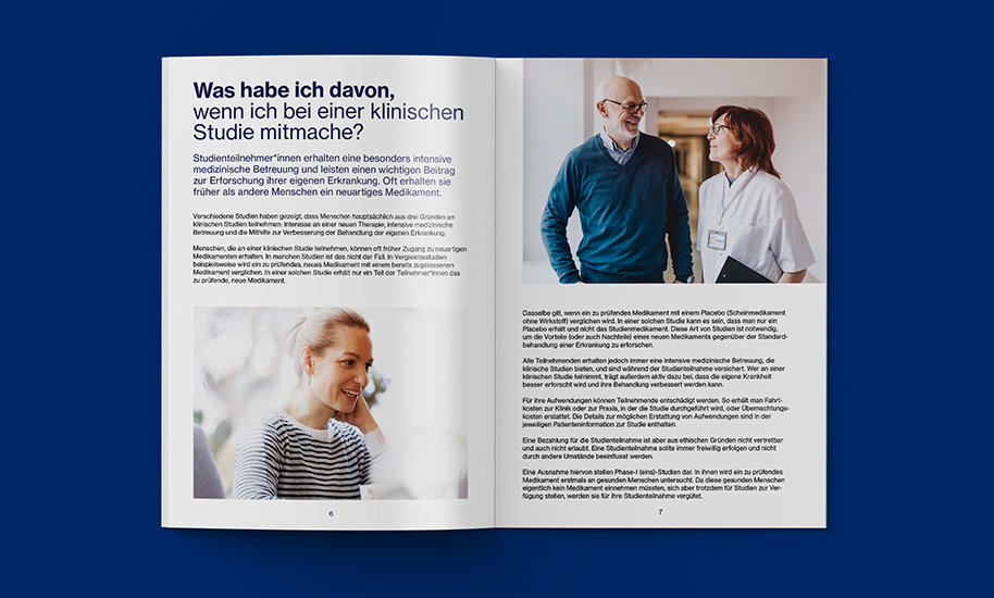 Doppelseite aus der Broschüre "Verstanden! Klinische Studien" auf dunkelblauem Hintergrund.