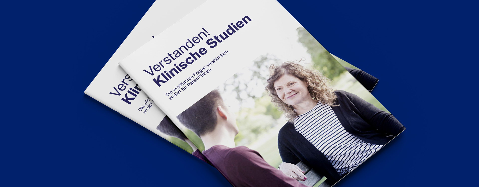 Deckblatt der Broschüre "Verstanden! Klinische Studien" auf dunkelblauem Hintergrund.
