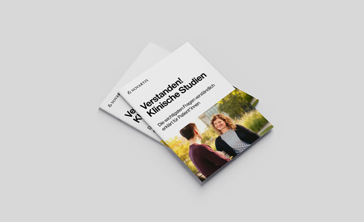 Zwei Exemplare von "Verstanden! Klinische Forschung", einer Broschüre mit Informationen zur Studienteilnahme