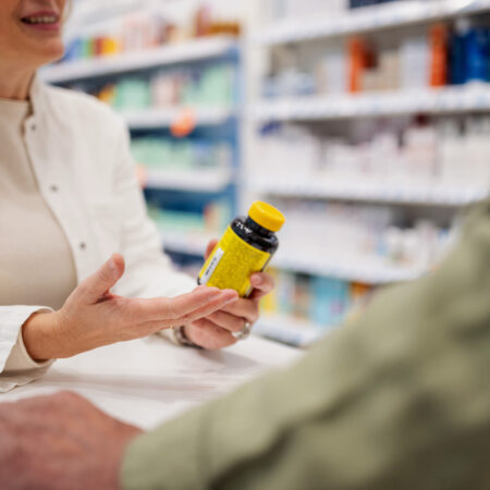 Untersuchung am Menschen | Novartis - klinische Forschung - Apothekerin erklärt Patient Medikament Untersuchung am Menschen | Novartis - klinische Forschung - Apothekerin erklärt Patient Medikament