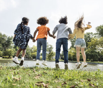 Studien für Kinder und Jugendliche | Novartis - klinische Forschung - Springende Kinder Studien für Kinder und Jugendliche | Novartis - klinische Forschung - Springende Kinder