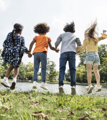 Studien für Kinder und Jugendliche | Novartis - klinische Forschung - Springende Kinder