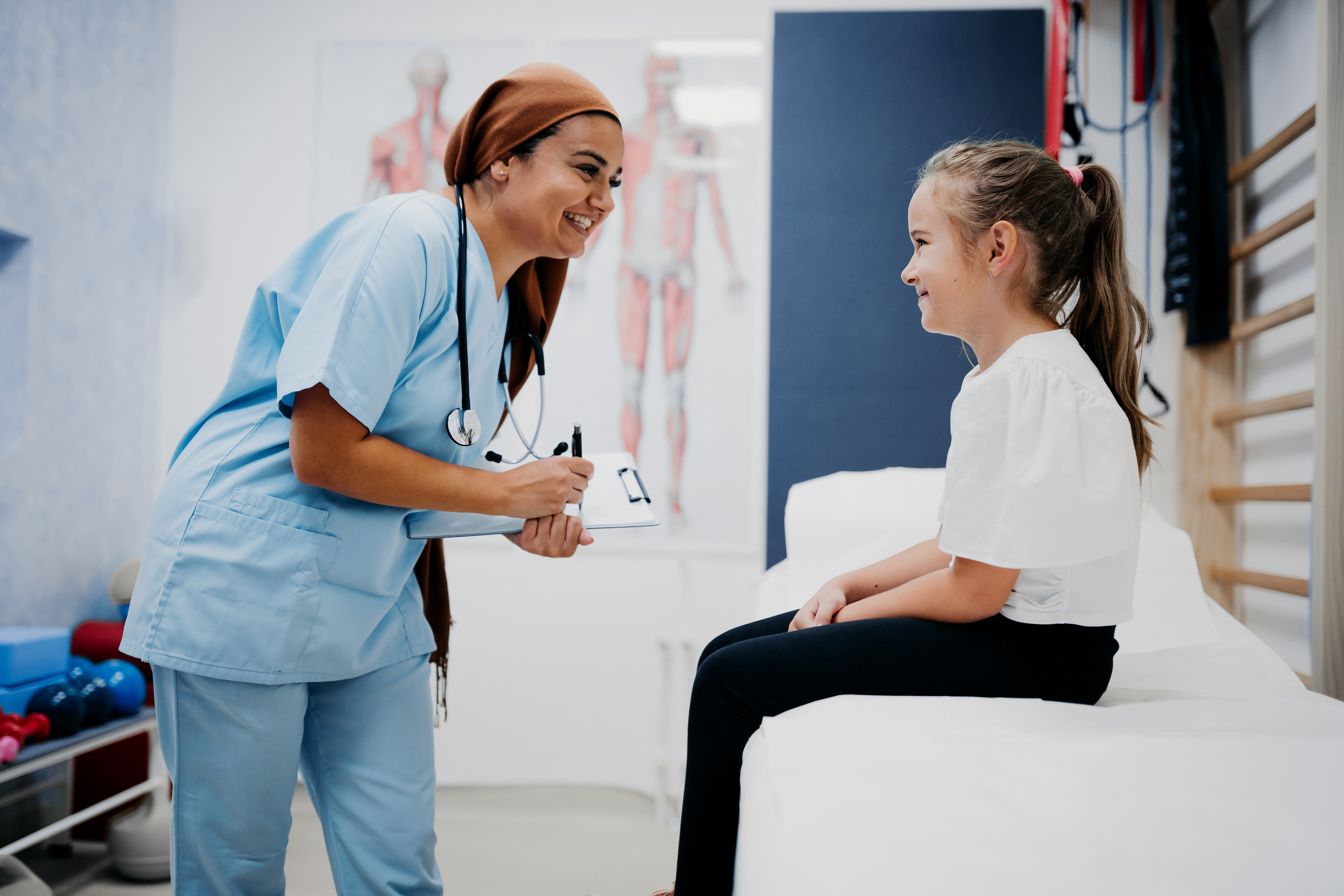 Studien für Kinder und Jugendliche | Novartis - klinische Forschung - Schwester untersucht Kind Studien für Kinder und Jugendliche | Novartis - klinische Forschung - Schwester untersucht Kind
