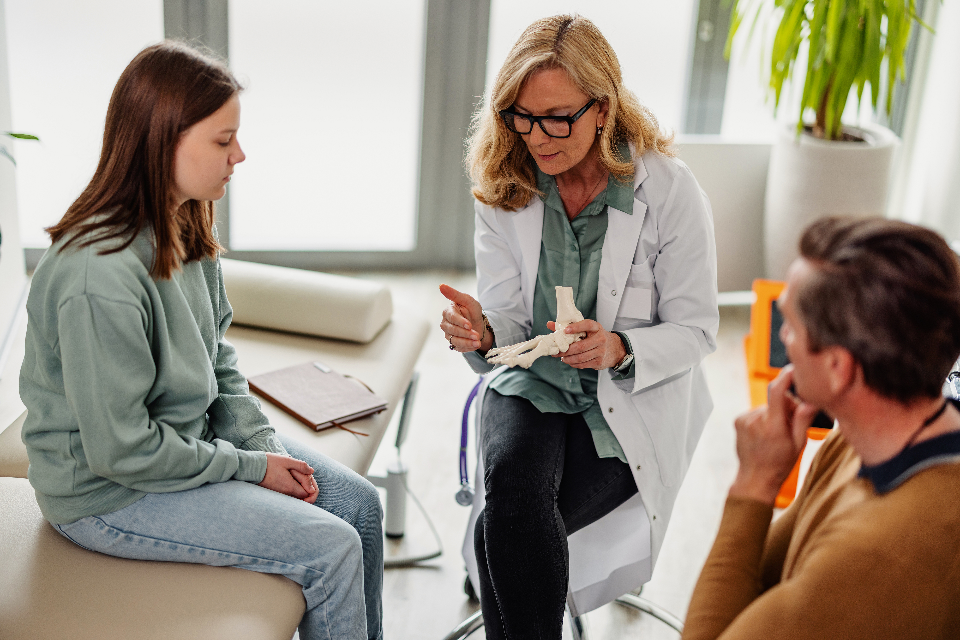 Studien für Kinder und Jugendliche | Novartis - klinische Forschung - Ärztin bespricht sich mit jugendlicher Patientin Studien für Kinder und Jugendliche | Novartis - klinische Forschung - Ärztin bespricht sich mit jugendlicher Patientin