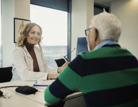 RLT | Novartis - Klinische Forschung - Ärztin bespricht Ergebnisse mit Patienten RLT | Novartis - Klinische Forschung - Ärztin bespricht Ergebnisse mit Patienten