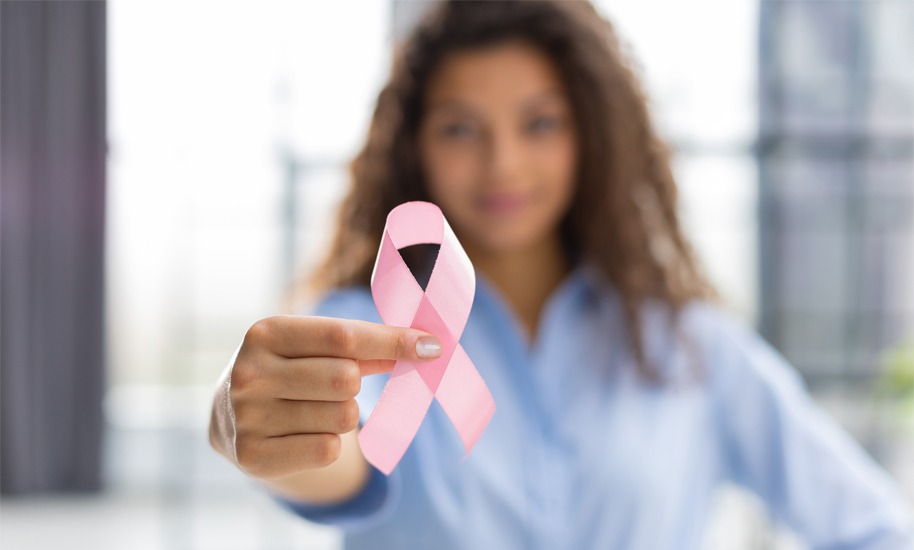 junge-frau-mit-brustkrebs-ribbon-in-der-hand-novartis