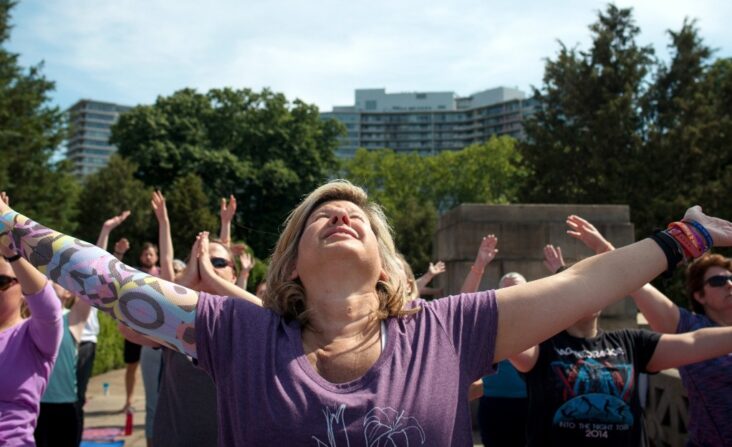 Brustkrebs Übersicht | Novartis klinische Forschung | Frauen machen Yoga im Park