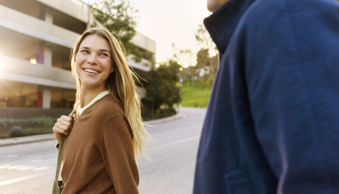 Brustkrebs Übersicht | Novartis klinische Forschung | Frau geht spazieren bei Sonnenuntergang