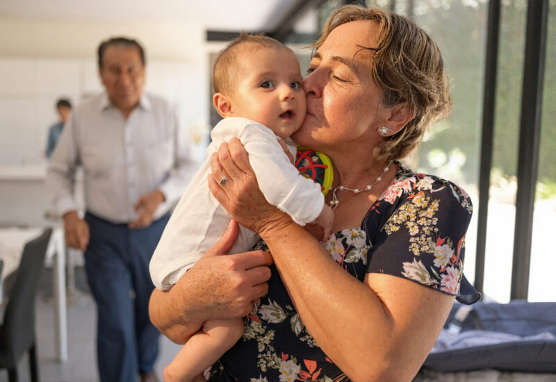 Novartis | klinische Forschung | Allergien | Großmutter hält Baby