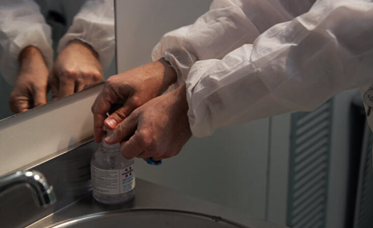 Novartis | klinische Forschung | EBV | Person wäscht Hände