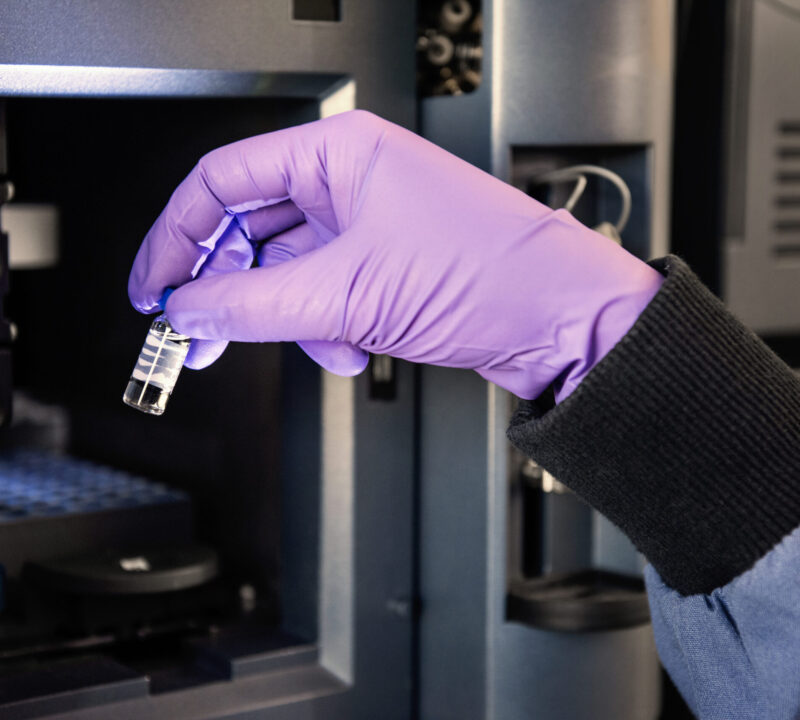 Novartis | klinische Forschung | Allergien | Labortechniker hält Testtube